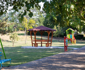 Паркът на село Роза се сдоби с нова беседка   